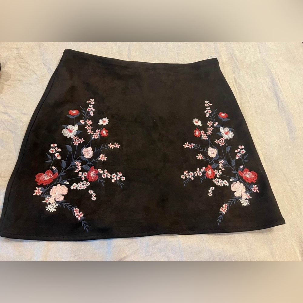 Faux suede skirt with embroidered flowers- black- size large - New! Francesca's